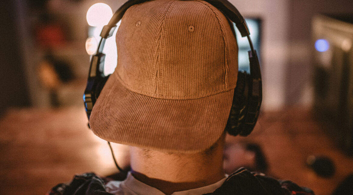 Mann spielt Visual Novel