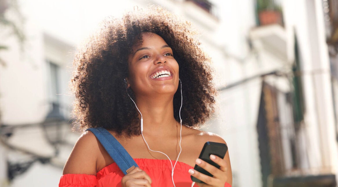 Junge Frau hat am Handy ihr Deezer-Problem gelöst und kann wieder Musik hören.