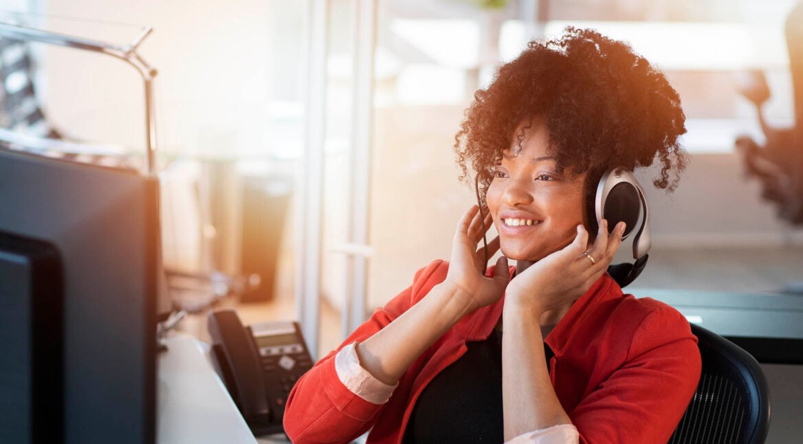 Junge Frau hat am PC Kodi eingerichtet und spielt einen Film ab..