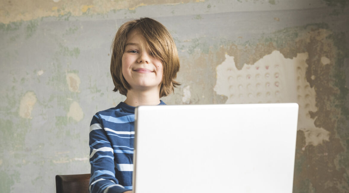 Junge am Laptop