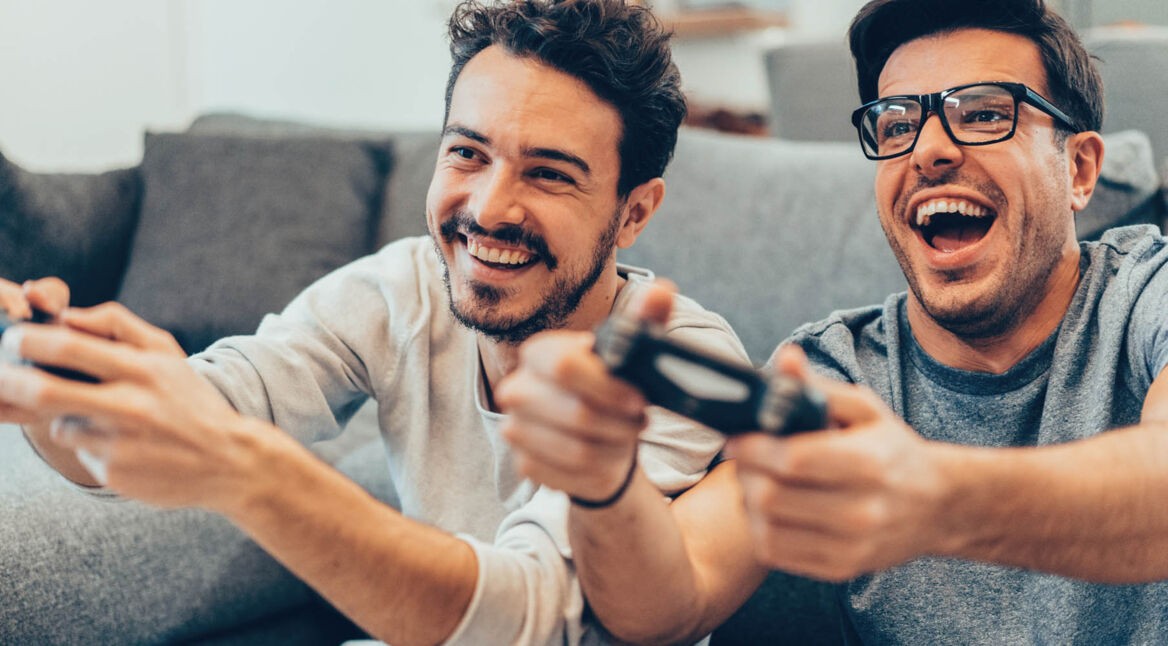 Junge Männer spielen Dying Light mit PS4-Controllern.