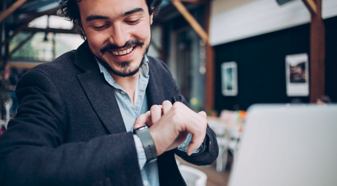 Mann nutzt die Zwei-Faktor-Authentifizierung an der Apple Watch.