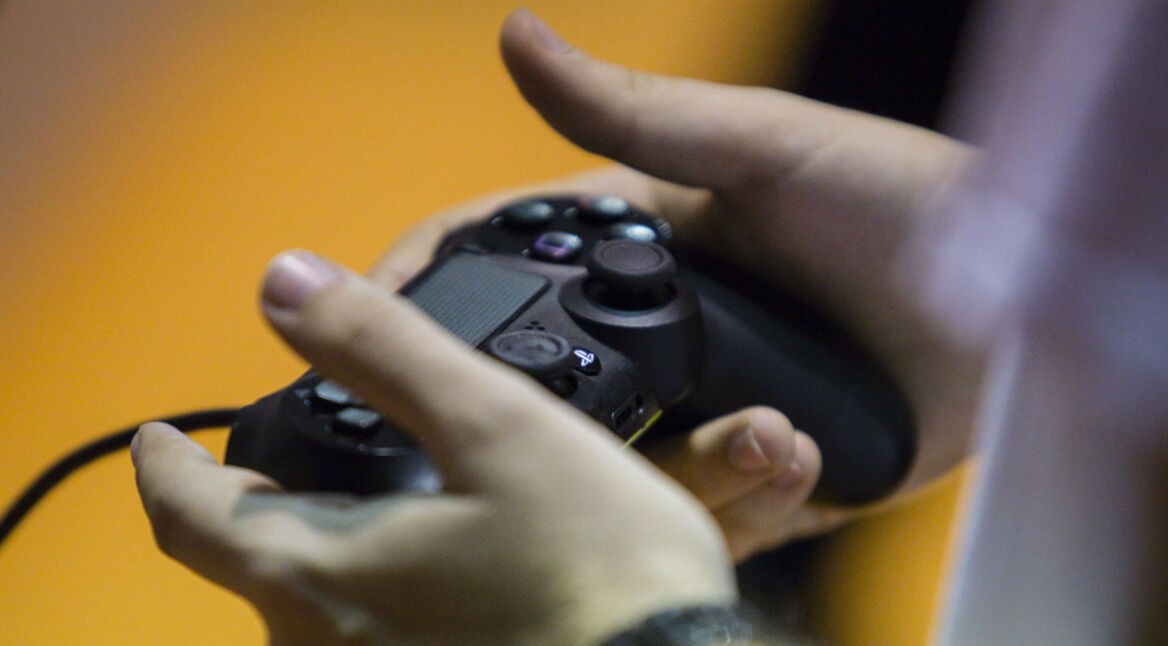 Mit dem PS4-Controller ein Spiel zocken.