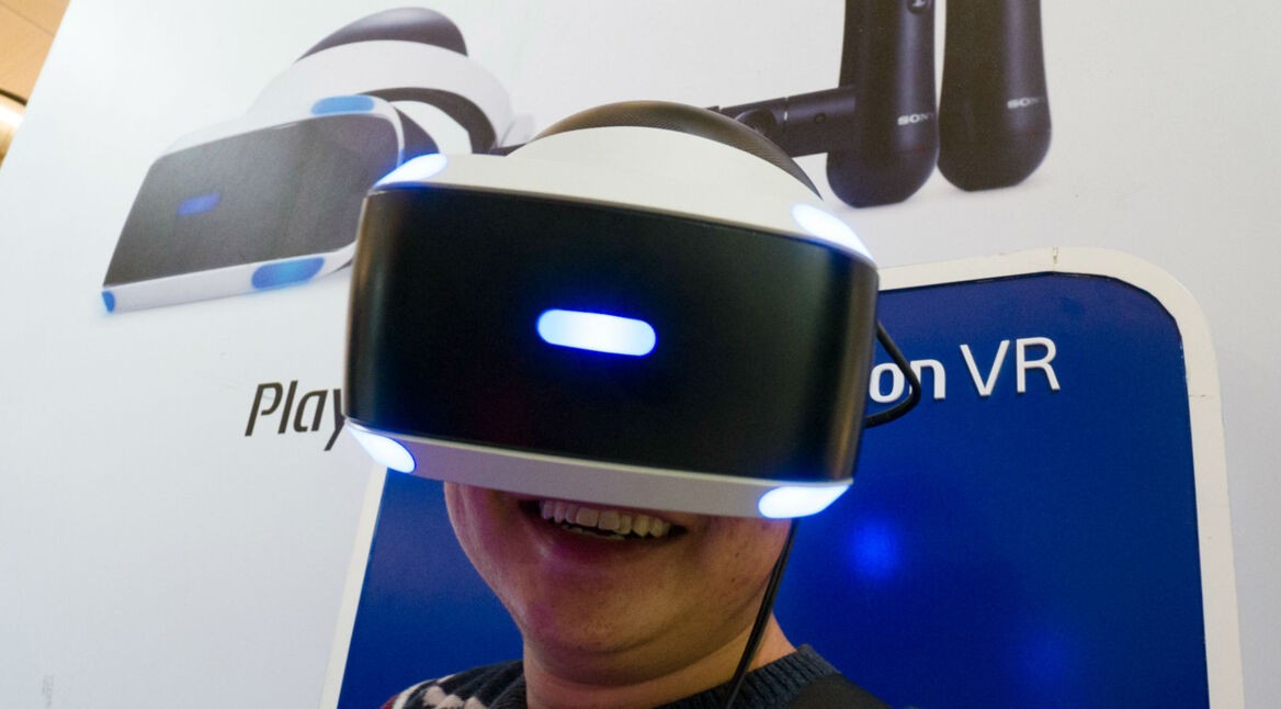Junger Mann trägt die gereinigte PS VR am Kopf.