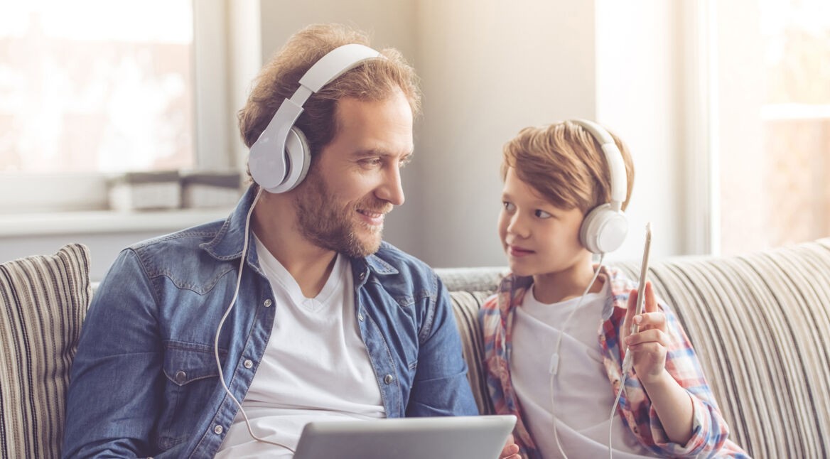 Vater und Sohn mit Kopfhörern