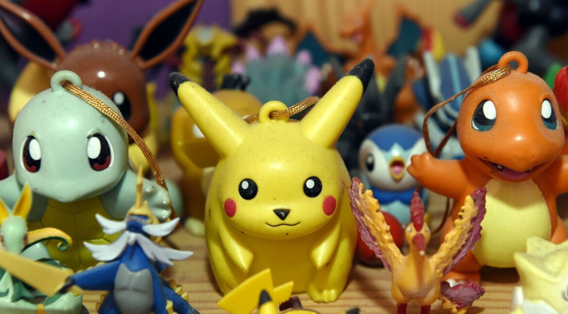 Pokémon-Figuren werden ausgestellt.