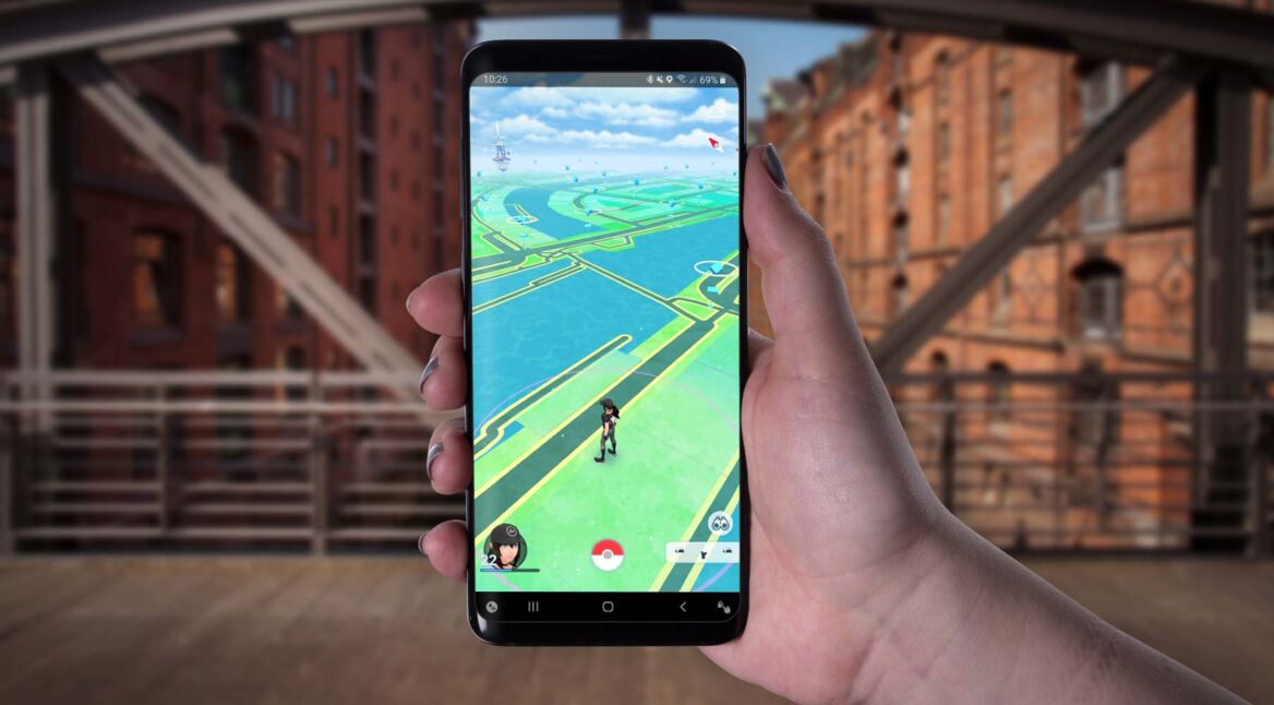 Pokémon Go mit dem Smartphone in der Hamburger Speicherstadt spielen.