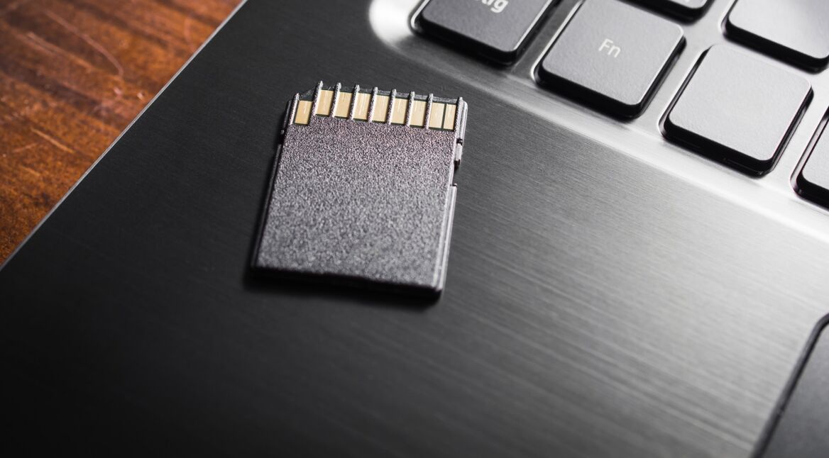 SD-Karte liegt auf einem Laptop