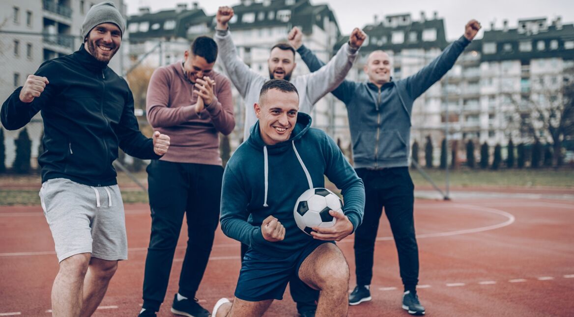 Fußballteam freut sich über ein Tor