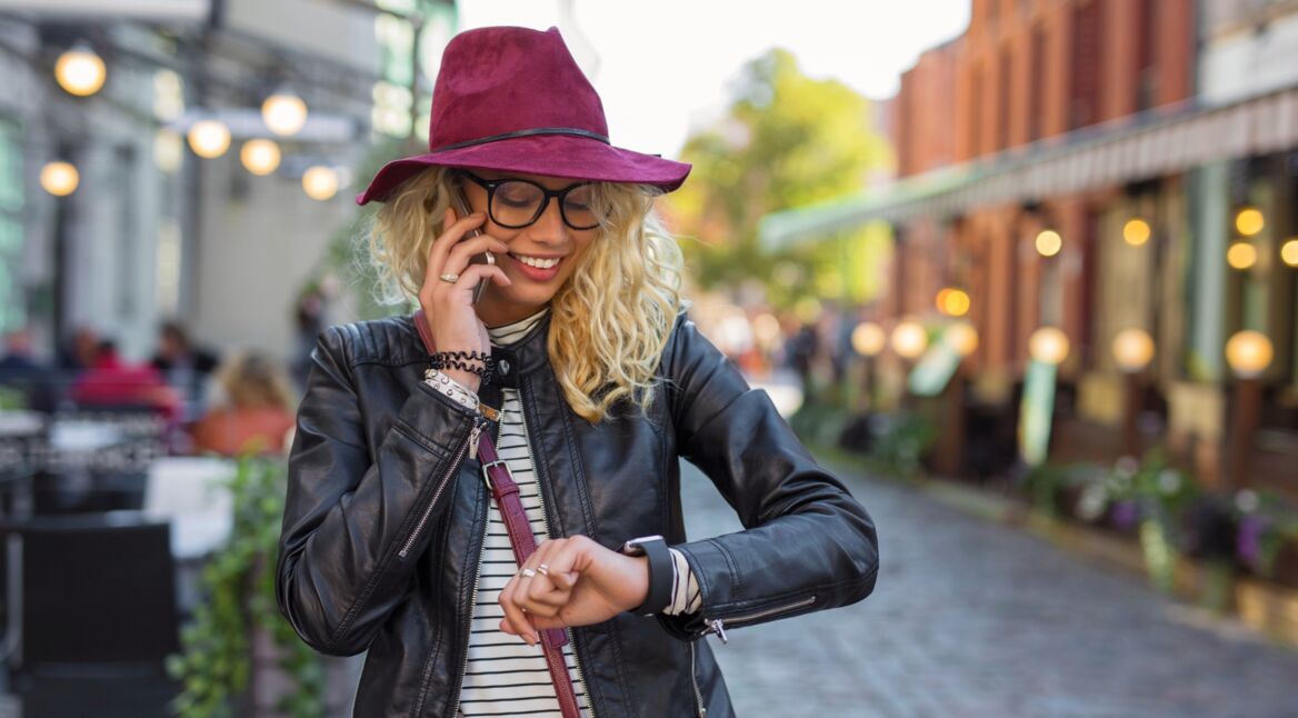 Frau nutzt Geräusche-App auf Apple Watch
