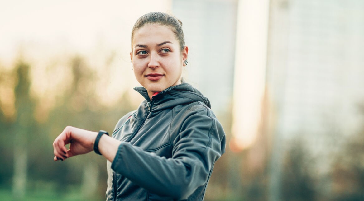 Frau mit Apple Watch inkl. watchOS 6
