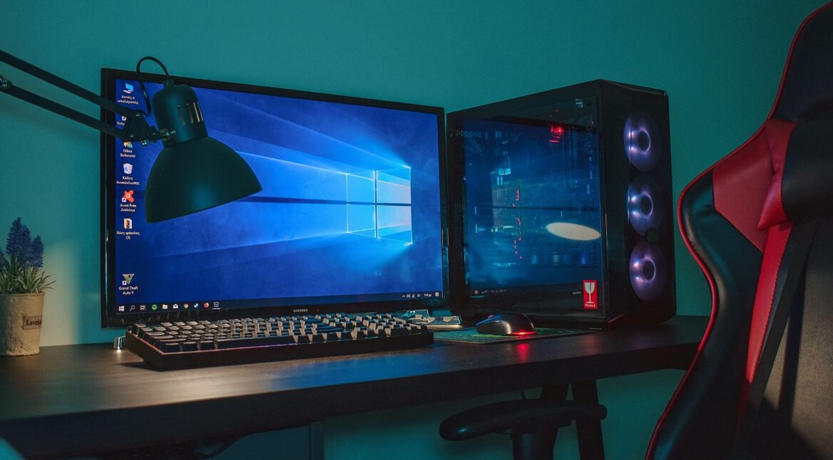 PC mit Gaming-Monitor