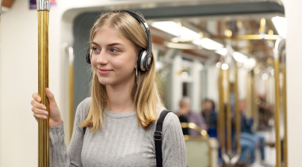 Frau in der Bahn mit Kopfhörer