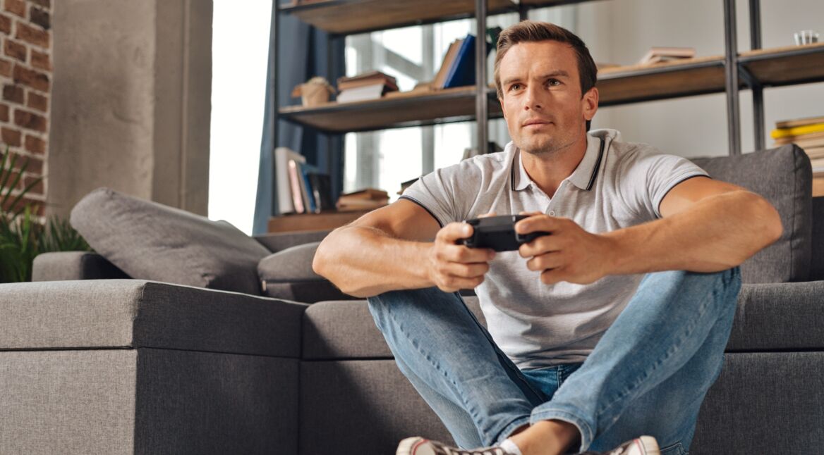 Mann spielt Metroidvania