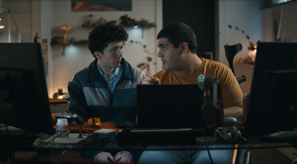 Maximilian Mundt als Moritz und Danilo Kamperidis als Lenny in der neuen deutschen Netflix-Serie "How to sell drugs online (fast)"