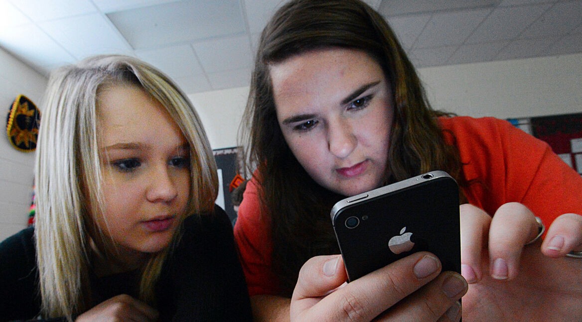 Zwei Mädchen nutzen die iOS 12 Fotos-App