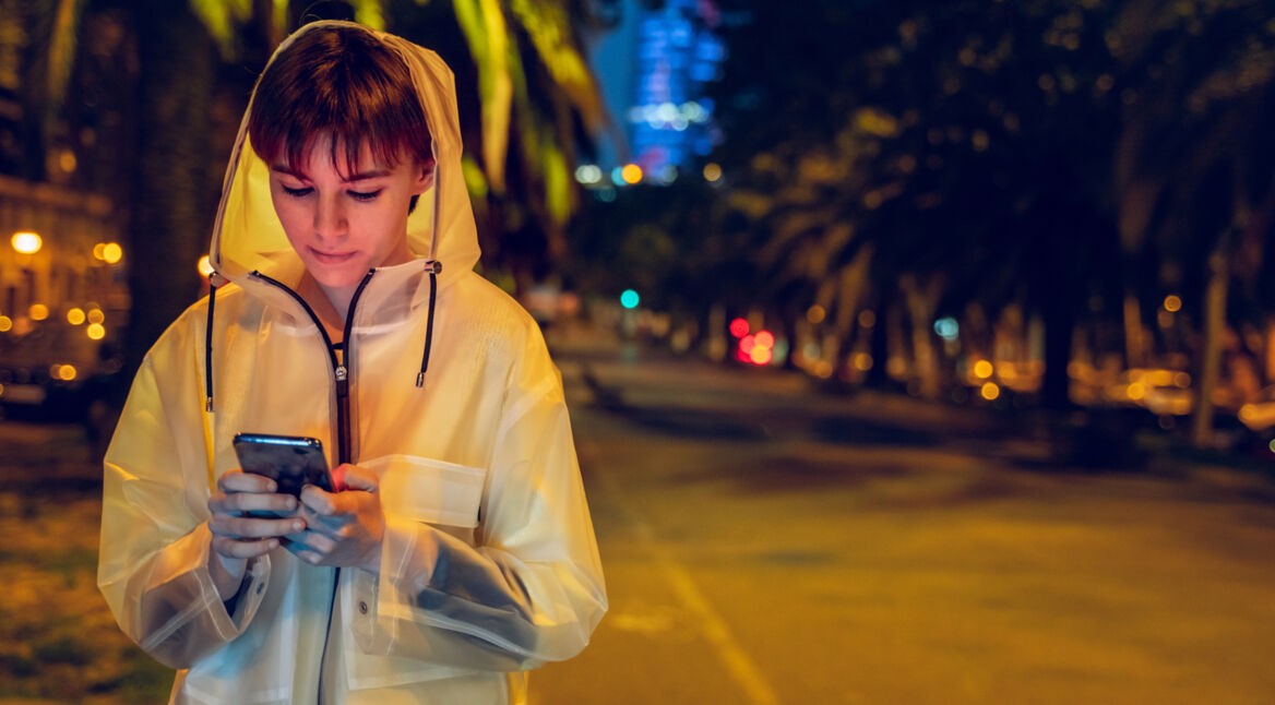 Frau nutzt Dark Mode von iOS 13