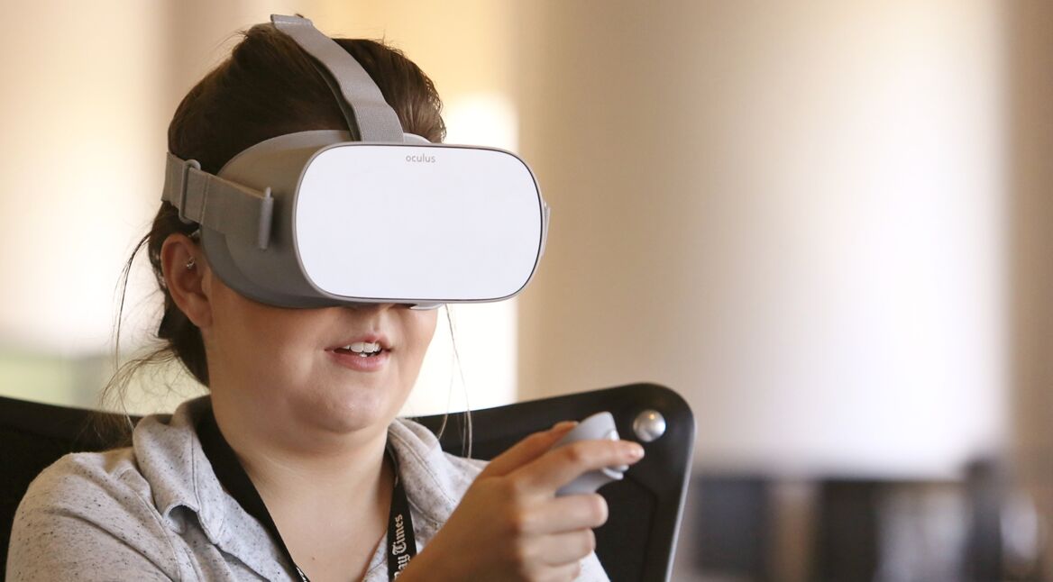 Frau spielt Oculus Go