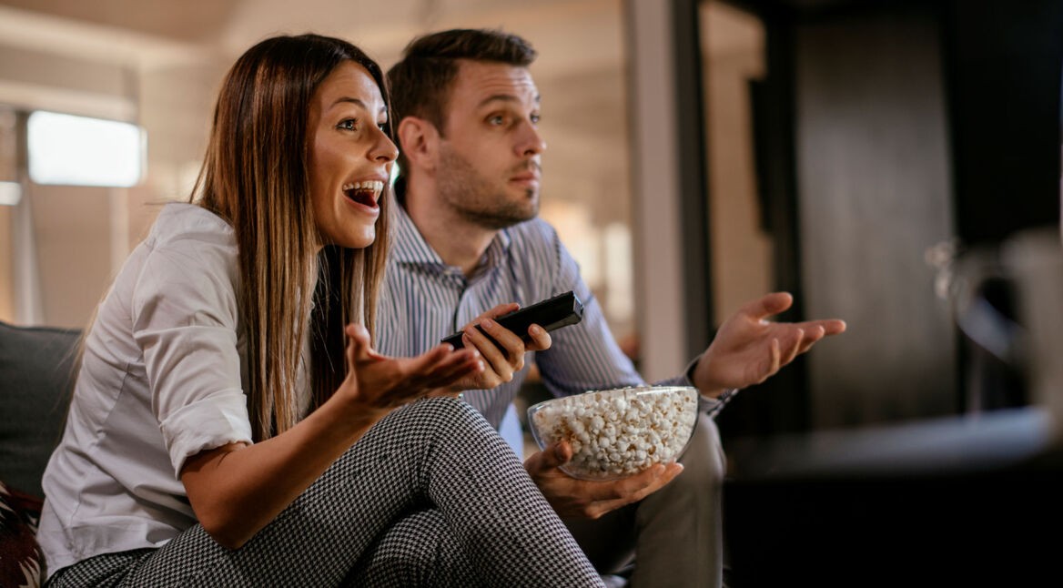 paar-vor-fernseher-netflix-interaktive-inhalte