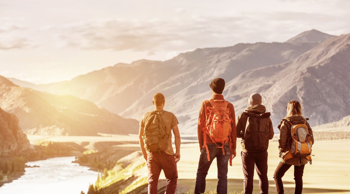 Vier Freunde vor einem Bergpanorama