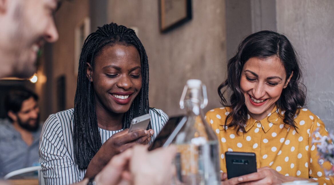 Drei Telegram-Nutzer am Tisch