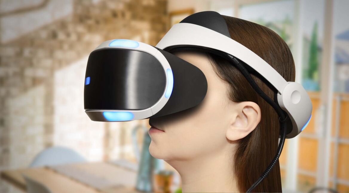 Frau mit PS-VR-Headset