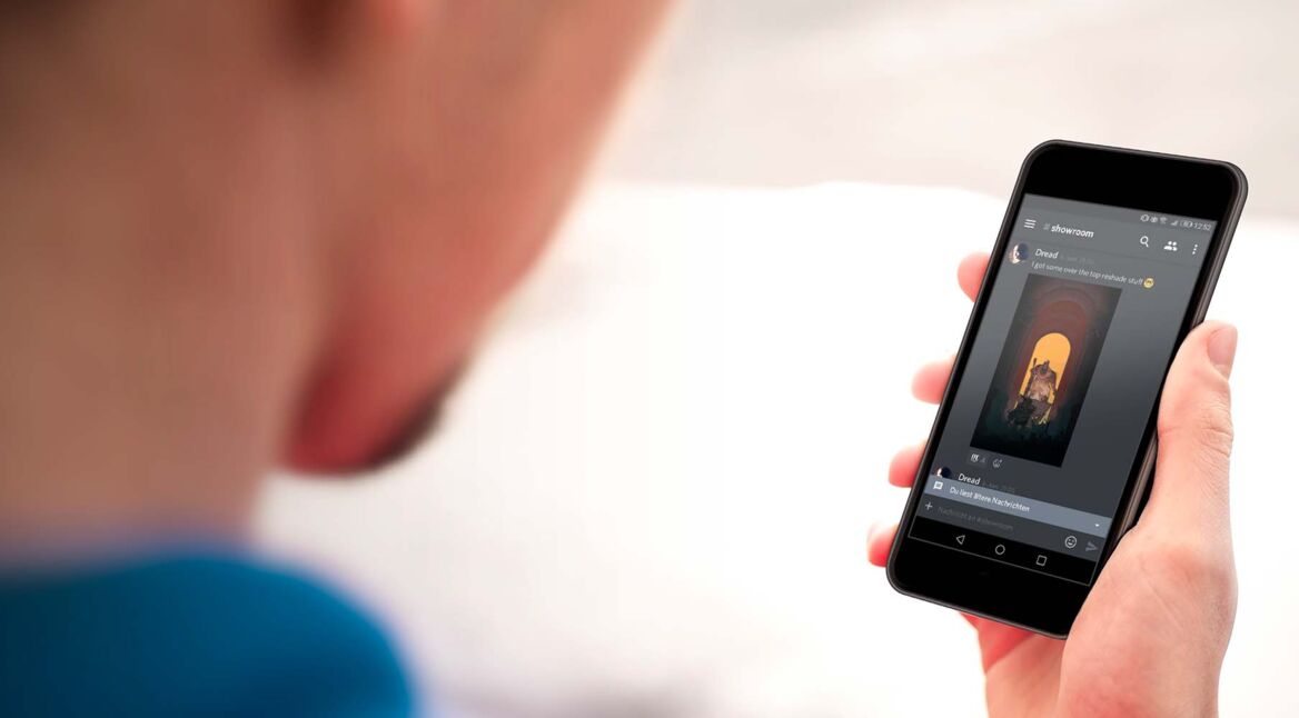 Mann verbindet Discord