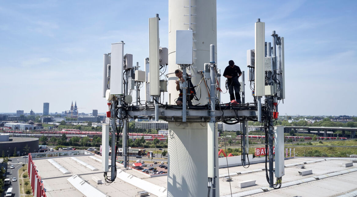 Techniker erklimmt 5G-Station