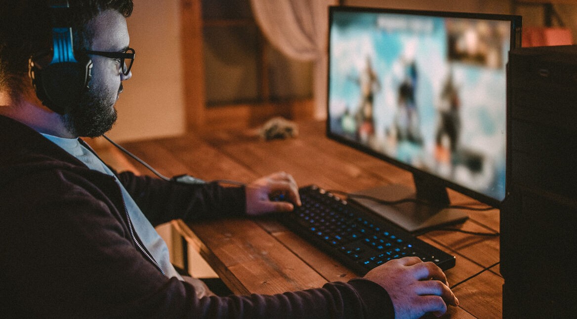 Mann spielt Apex Legends