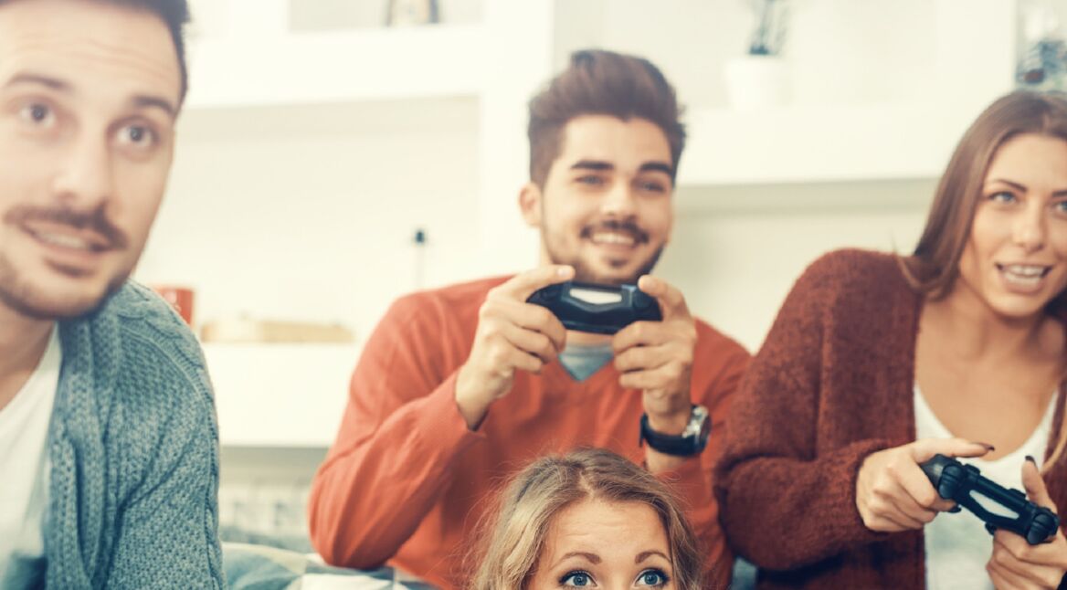 Vier Freunde spielen Crash Team Racing