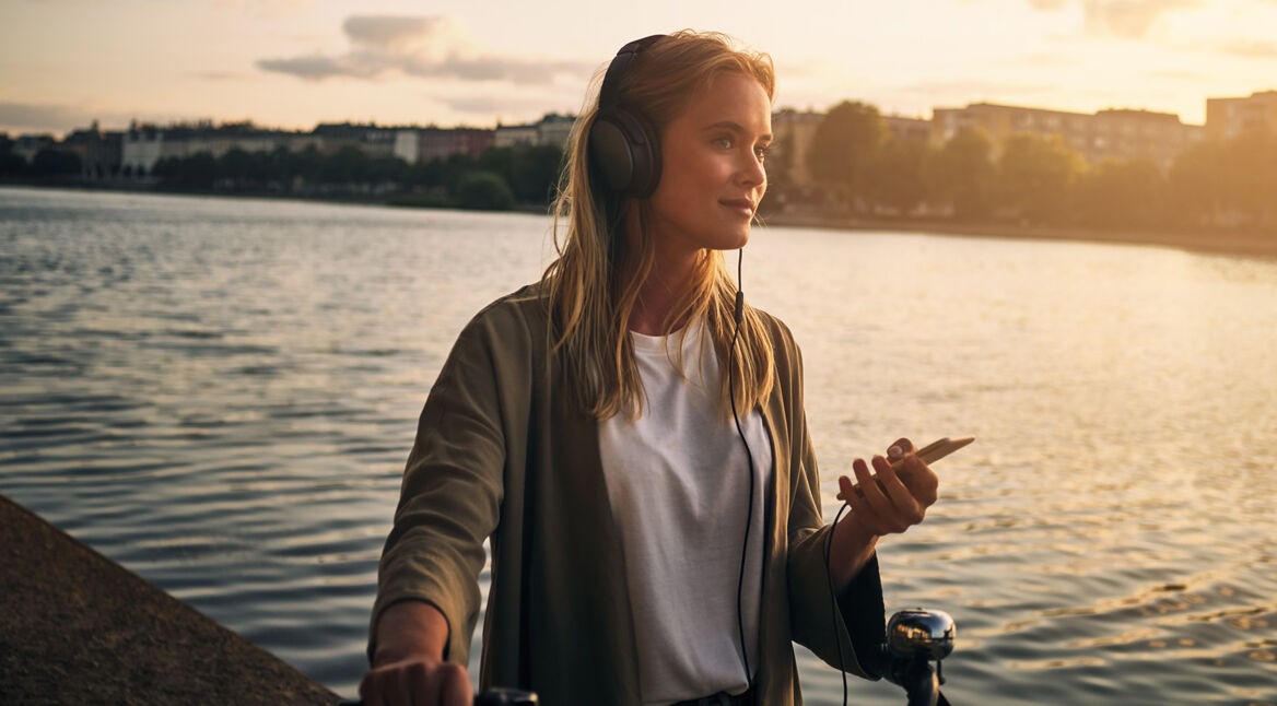 Frau löst am Smartphone ihr Deezer-Problem.
