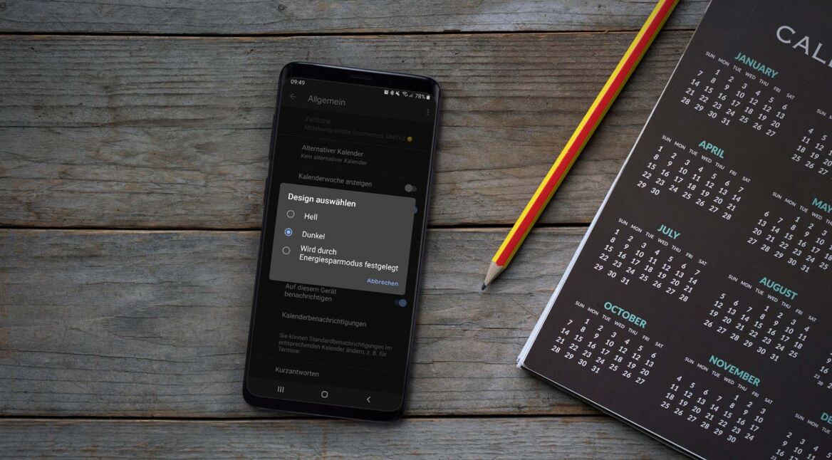 Smartphone zeigt den Dark Mode der Google-Kalender-App.
