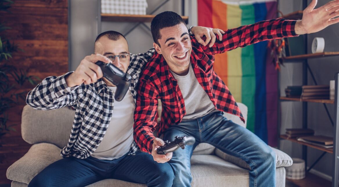 Zwei Freunde zocken FIFA gegeneinander