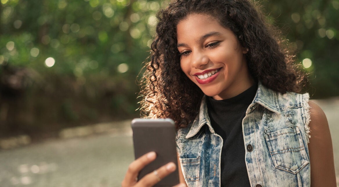 Frau nutzt das Gesichtserkennungs-Feature des Google Pixel 4.