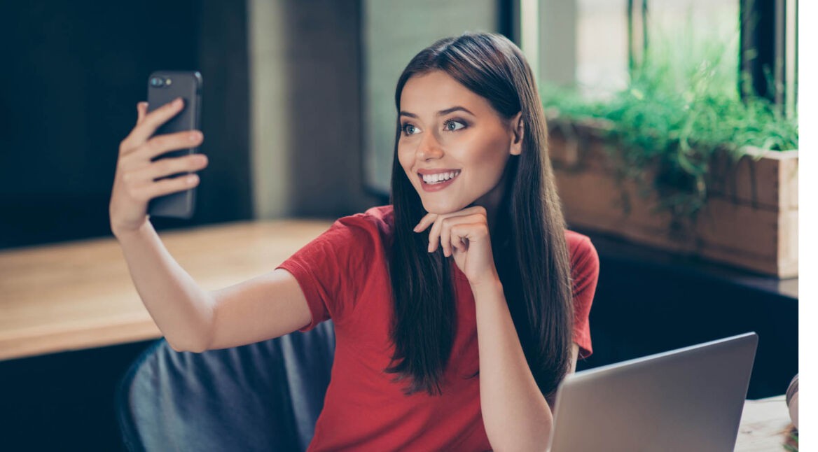 Frau scannt mit dem iPhone ihr Gesicht, um sich in die iCloud einzuloggen.