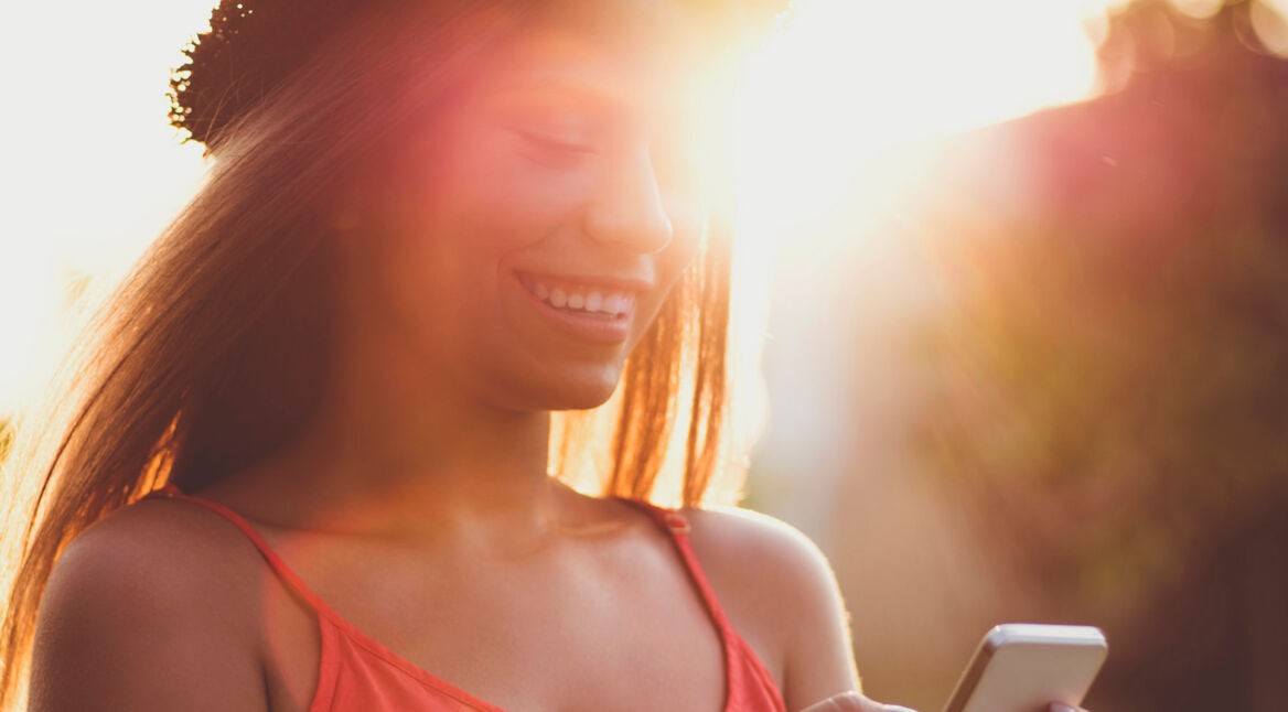 Junge Frau tippt am von der Aktivierungssperre befreiten iPhone.