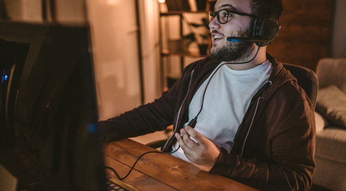 Mann spielt Frostpunk am PC