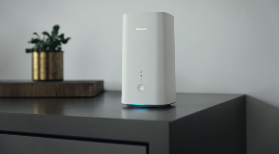 Der Vodafone GigaCube für zuhause und unterwegs, auf einer Kommode stehend