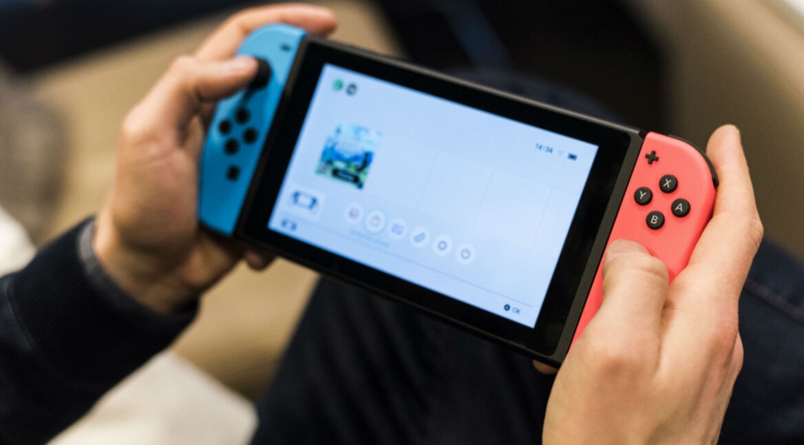 Junger Mann spielt neues Fire-Emblem-Spiel an der Nintendo Switch.