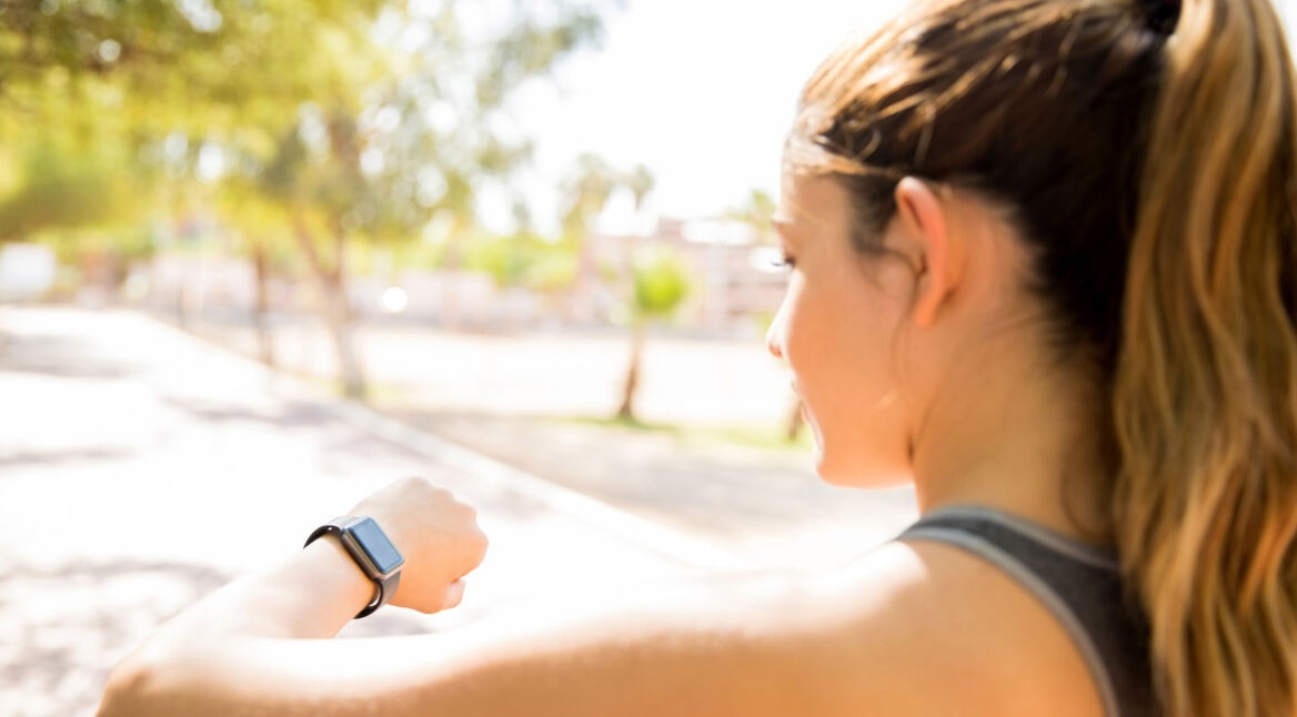 Frau liest Mail am Display der Apple Watch.