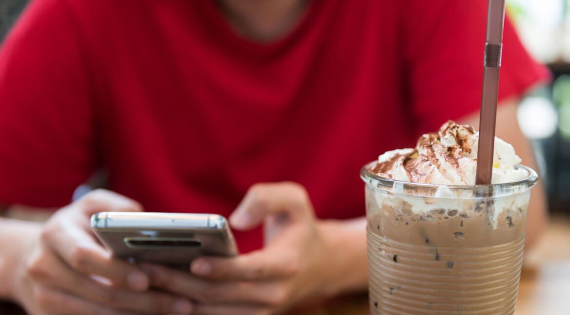 Am Smartphone Harry Potter: Wizards Unite zocken.