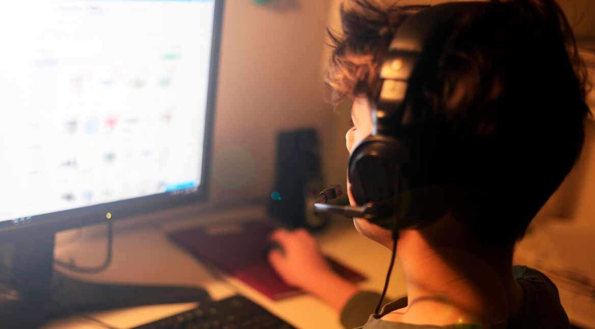 Teenager zockt ein Twitch-Prime-Spiel