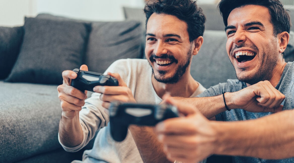 Zwei Typen spielen PlayStation 4