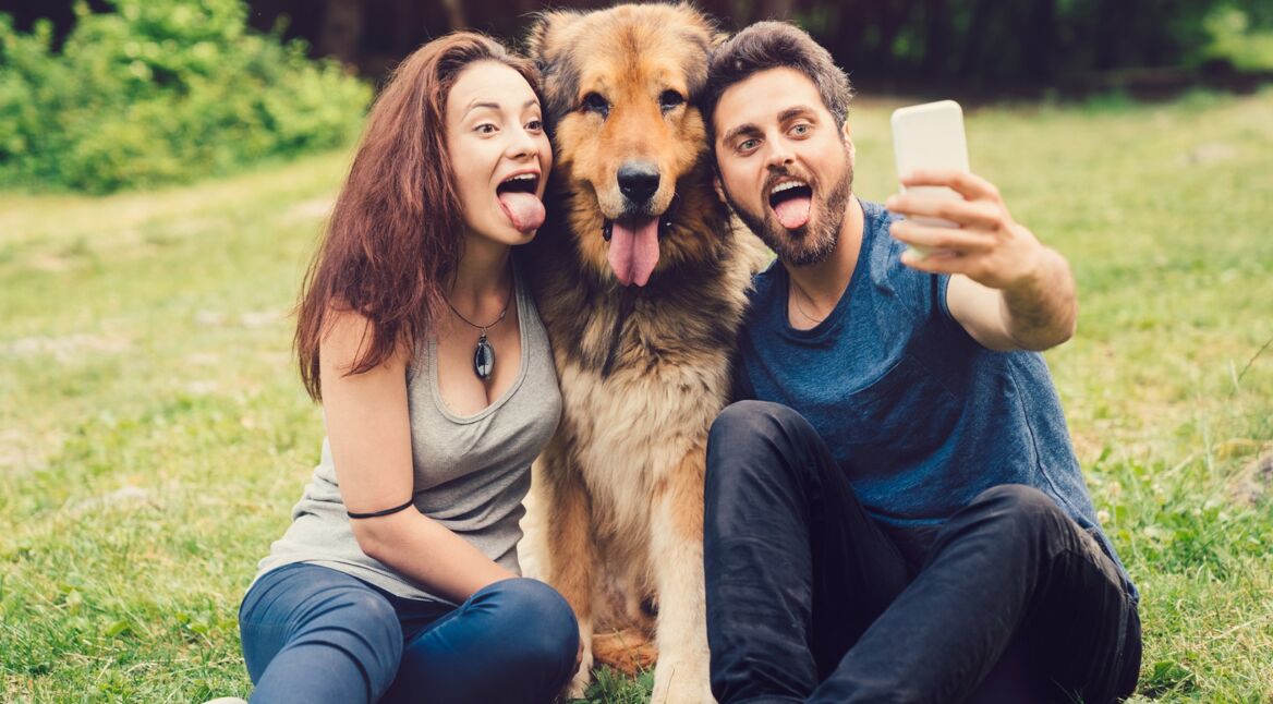 Ein junges Paar teilt seinen WhatsApp-Status auf Facebook.