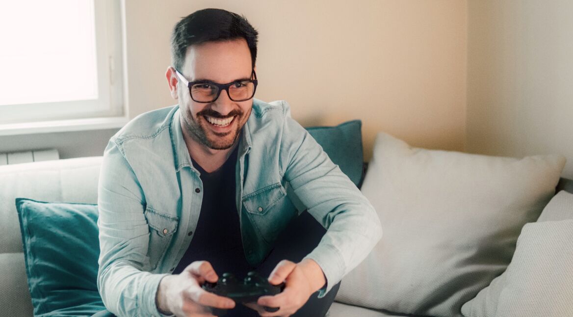 Mann spielt Bloodstained