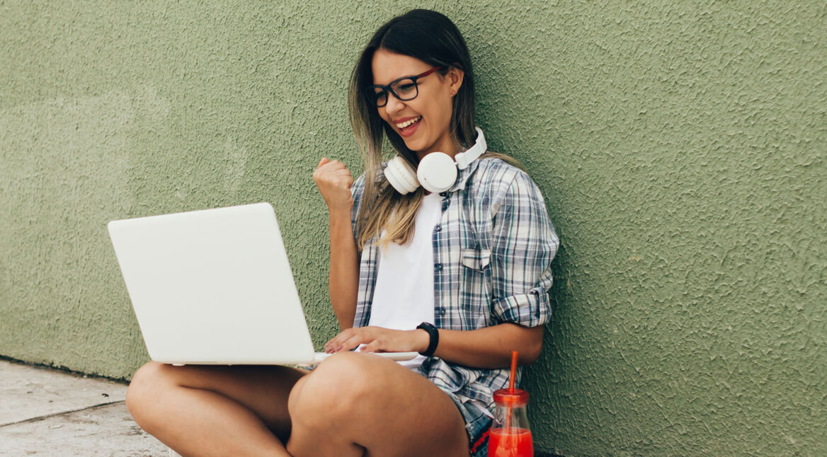 frau-am-laptop-esports-an-unis