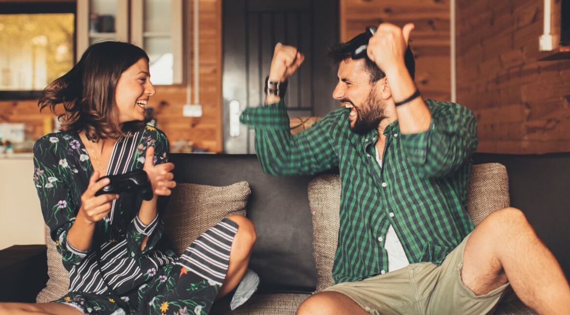 Junges Paar spielt Xbox One