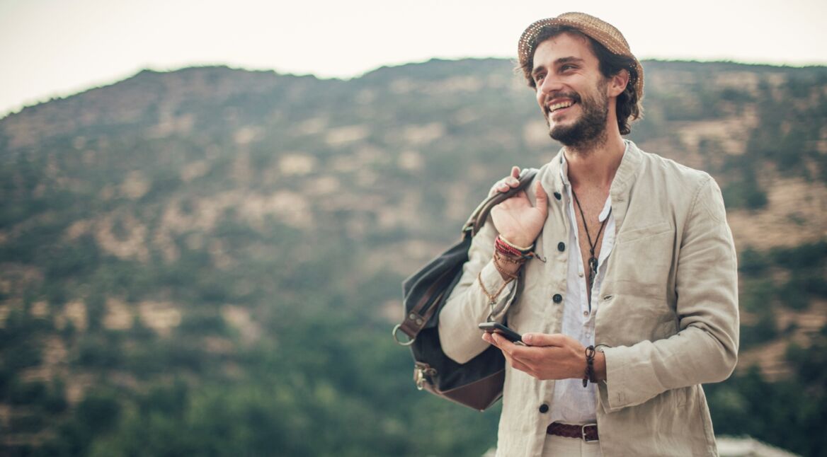 Mann nutzt Google Maps auf Reisen