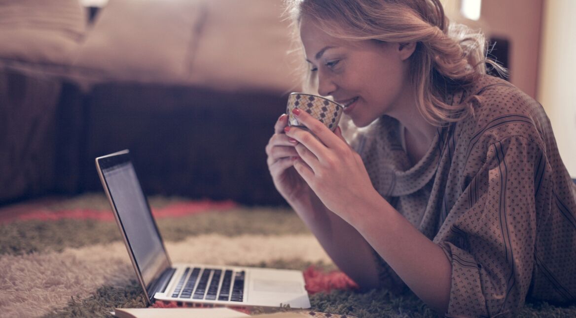 Frau nutzt Home-App auf einem MacBook