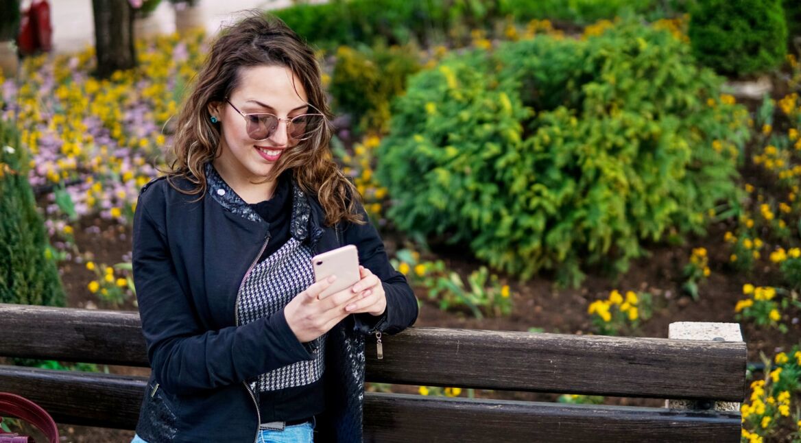 Frau schickt Message mit Emojis